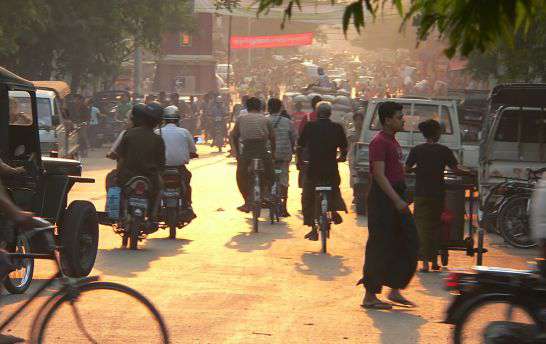 Leih-Motorradhelme für die Mitarbeiter bei EagleBurgmann Indonesien